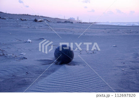 砂浜の浮き玉(ブイ) 砂浜の浮き玉(ブイ) 112697820