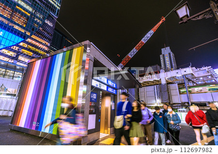 日本の東京都市景観 春めくようなカラフルなデザインに変身した渋谷駅エレベーターや観光客で賑わう駅前 日本の東京都市景観 春めくようなカラフルなデザインに変身した渋谷駅エレベーターや観光客で賑わう駅前 112697982