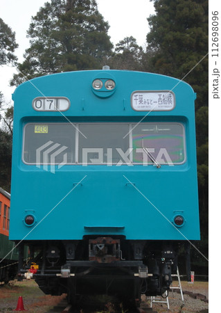美しい姿によみがえった千葉県ポッポの丘に保存される103系クハ103-525号車 112698096