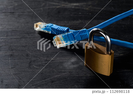 ネットワークケーブルと南京錠 ネットワークケーブルと南京錠 112698118