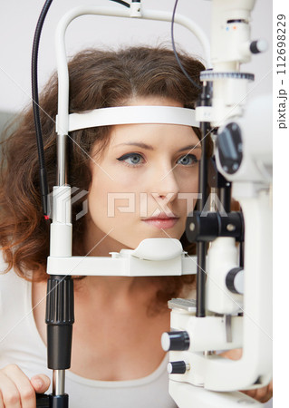 looking into eye test machine 112698229