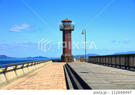 【香川県】晴天の高松港にそびえる赤灯台(せとしるべ) 【香川県】晴天の高松港にそびえる赤灯台(せとしるべ) 112698497