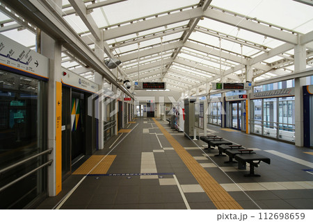 金沢シーサイドライン 金沢八景駅ホーム 金沢シーサイドライン 金沢八景駅ホーム 112698659