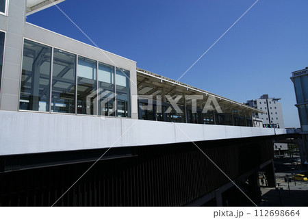 金沢シーサイドライン　金沢八景駅ホーム外観 112698664