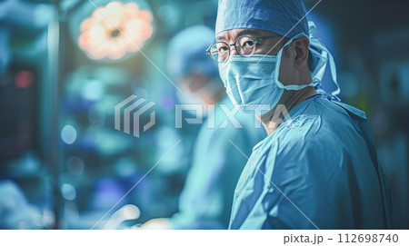 手術をするドクター 手術をするドクター 112698740