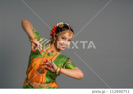 【インド人】【ダンス】インドのクラシックダンスを踊る女性 112698751