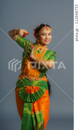 【インド人】【ダンス】インドのクラシックダンスを踊る女性 112698755