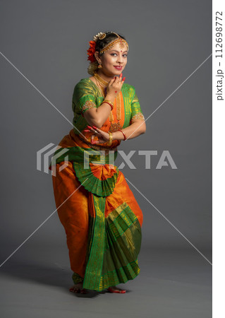 【インド人】【ダンス】インドのクラシックダンスを踊る女性 112698772