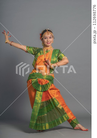 【インド人】【ダンス】インドのクラシックダンスを踊る女性 112698776