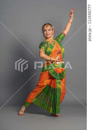 【インド人】【ダンス】インドのクラシックダンスを踊る女性 112698777