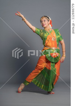 【インド人】【ダンス】インドのクラシックダンスを踊る女性 112698779