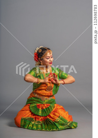 【インド人】【ダンス】インドのクラシックダンスを踊る女性 112698783