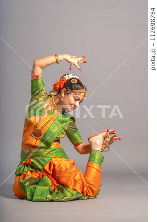 【インド人】【ダンス】インドのクラシックダンスを踊る女性 112698784