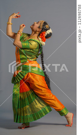 【インド人】【ダンス】インドのクラシックダンスを踊る女性 【インド人】【ダンス】インドのクラシックダンスを踊る女性 112698788