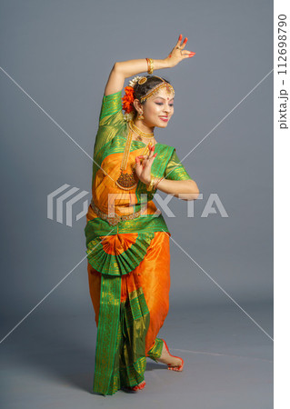 【インド人】【ダンス】インドのクラシックダンスを踊る女性 112698790