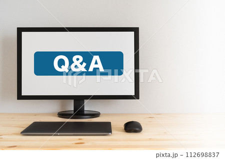 Q&Aと表示されているディスプレイとノートパソコン 112698837