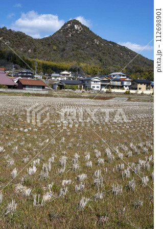 呉市郷原町にある岩山 呉市郷原町にある岩山 112698901