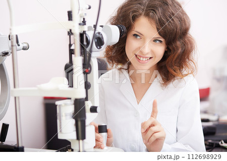 looking into eye test machine looking into eye test machine 112698929