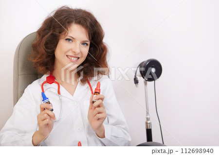 ophthalmologist 112698940