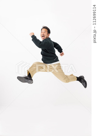 ジャンプする中年男性 112699114