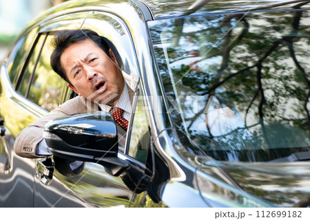 車を運転するビジネスマン　怒る 112699182