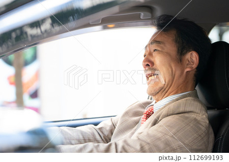 車を運転するビジネスマン 事故 車を運転するビジネスマン 事故 112699193