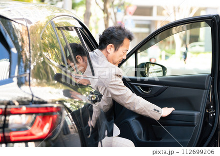 車を運転するビジネスマン 駐車 車を運転するビジネスマン 駐車 112699206