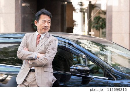 ビジネスマン　車 112699216