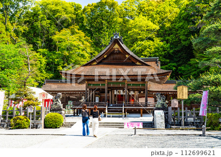 【丹波国一宮】出雲大神宮　晴れた初夏の拝殿2　京都府亀岡市 112699621
