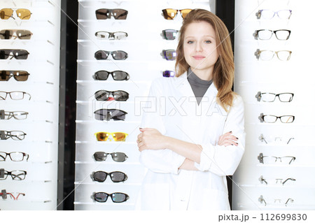 ophthalmologist ophthalmologist 112699830