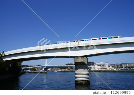 金沢シーサイドラインと海上高架橋 112699996