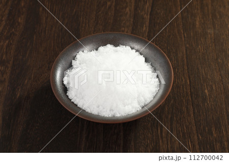 小皿に盛られた塩 112700042