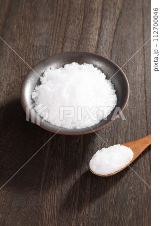 小皿に盛られた塩 112700046