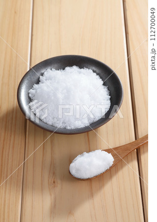 小皿に盛られた塩 112700049
