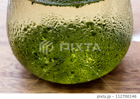 汗をかいたガラスのポットに入った冷たい水出し緑茶 汗をかいたガラスのポットに入った冷たい水出し緑茶 112700146