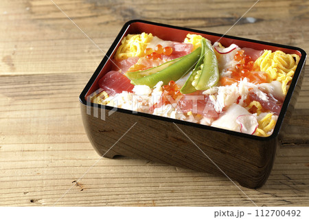 色々な具材が乗ったちらし寿司 112700492