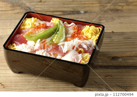 色々な具材が乗ったちらし寿司 112700494