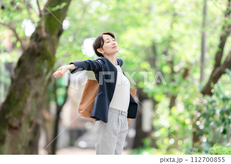 新緑で伸びをする女性 新緑で伸びをする女性 112700855