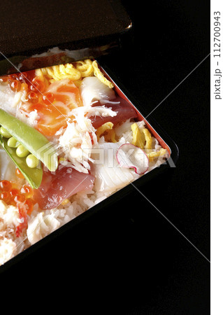 色々な具材が乗ったちらし寿司を黒背景で撮影 112700943