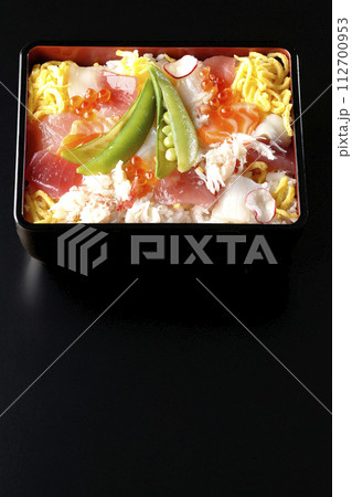 色々な具材が乗ったちらし寿司を黒背景で撮影 112700953