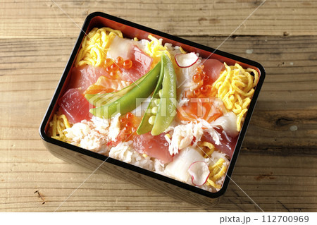 色々な具材が乗ったちらし寿司 112700969