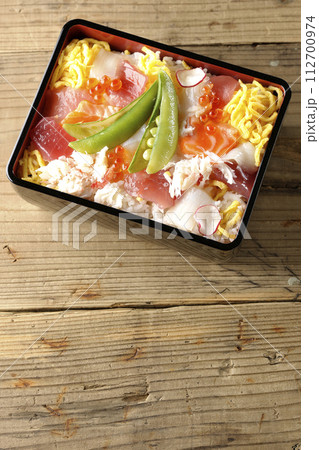 色々な具材が乗ったちらし寿司 112700974