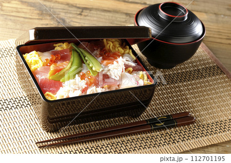 色々な具材が乗ったちらし寿司とお吸物 112701195