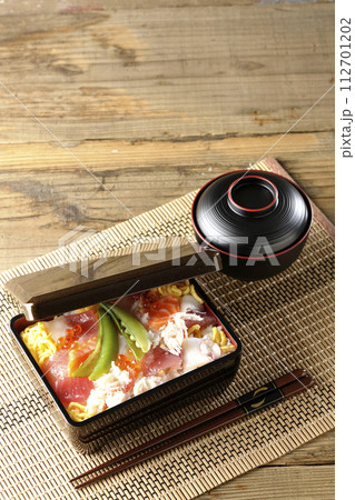色々な具材が乗ったちらし寿司とお吸物 112701202