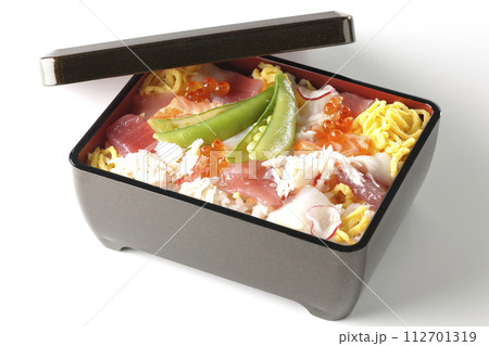 色々な具材が乗ったちらし寿司を白背景で撮影 112701319