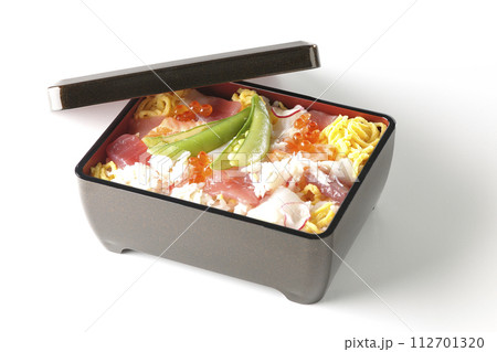 色々な具材が乗ったちらし寿司を白背景で撮影 112701320
