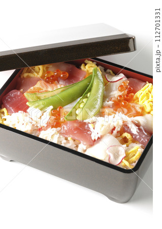 色々な具材が乗ったちらし寿司を白背景で撮影 色々な具材が乗ったちらし寿司を白背景で撮影 112701331