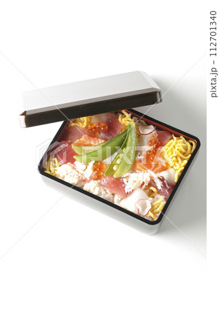 色々な具材が乗ったちらし寿司を白背景で撮影 112701340