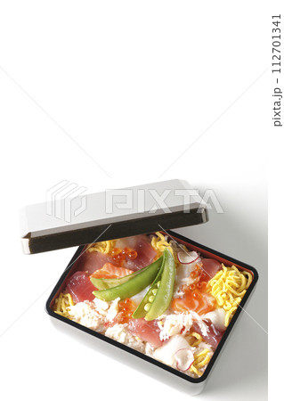 色々な具材が乗ったちらし寿司を白背景で撮影 112701341
