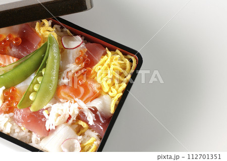 色々な具材が乗ったちらし寿司を白背景で撮影 112701351